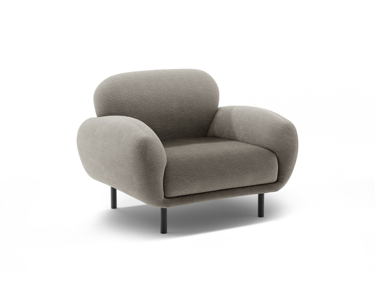 Weisser Poppy Armsessel von Micadoni mit Bouclé-Stoff, abgerundeter Form und schwarzen Metallbeinen, freigestellt fotografiert.