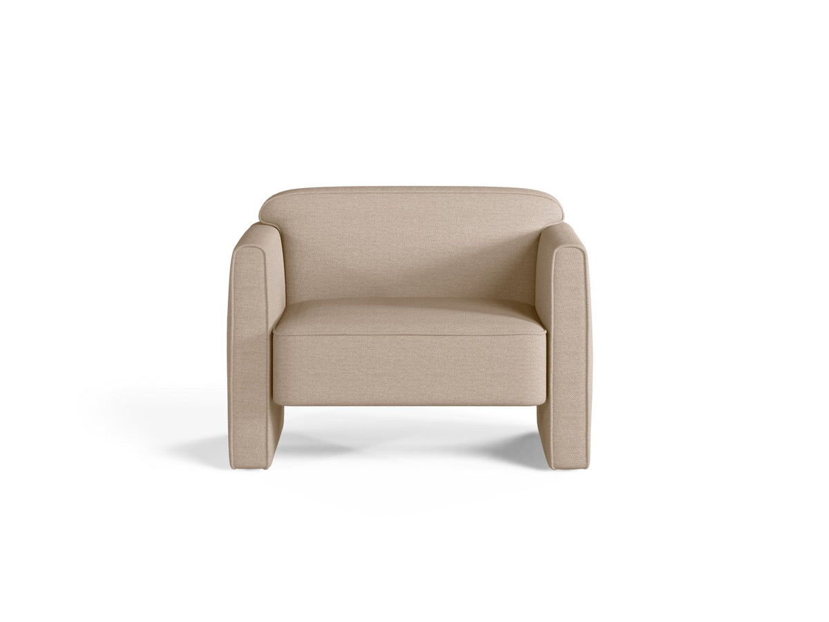 Beige Armsessel Abby von Micadoni mit strukturiertem Heritage-Stoffbezug, schwarzen Kunststoffbeinen und runder, kompakter Formgebung.