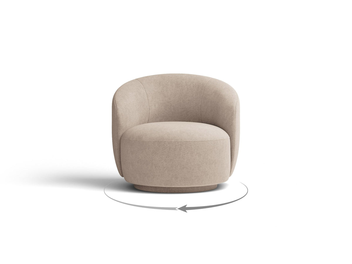 Drehbarer Sessel Letizia in leichtem Beige mit Chenille-Stoffbezug, gepolsterter Sitzfläche und niedrigen, stoffbezogenen Beinen.