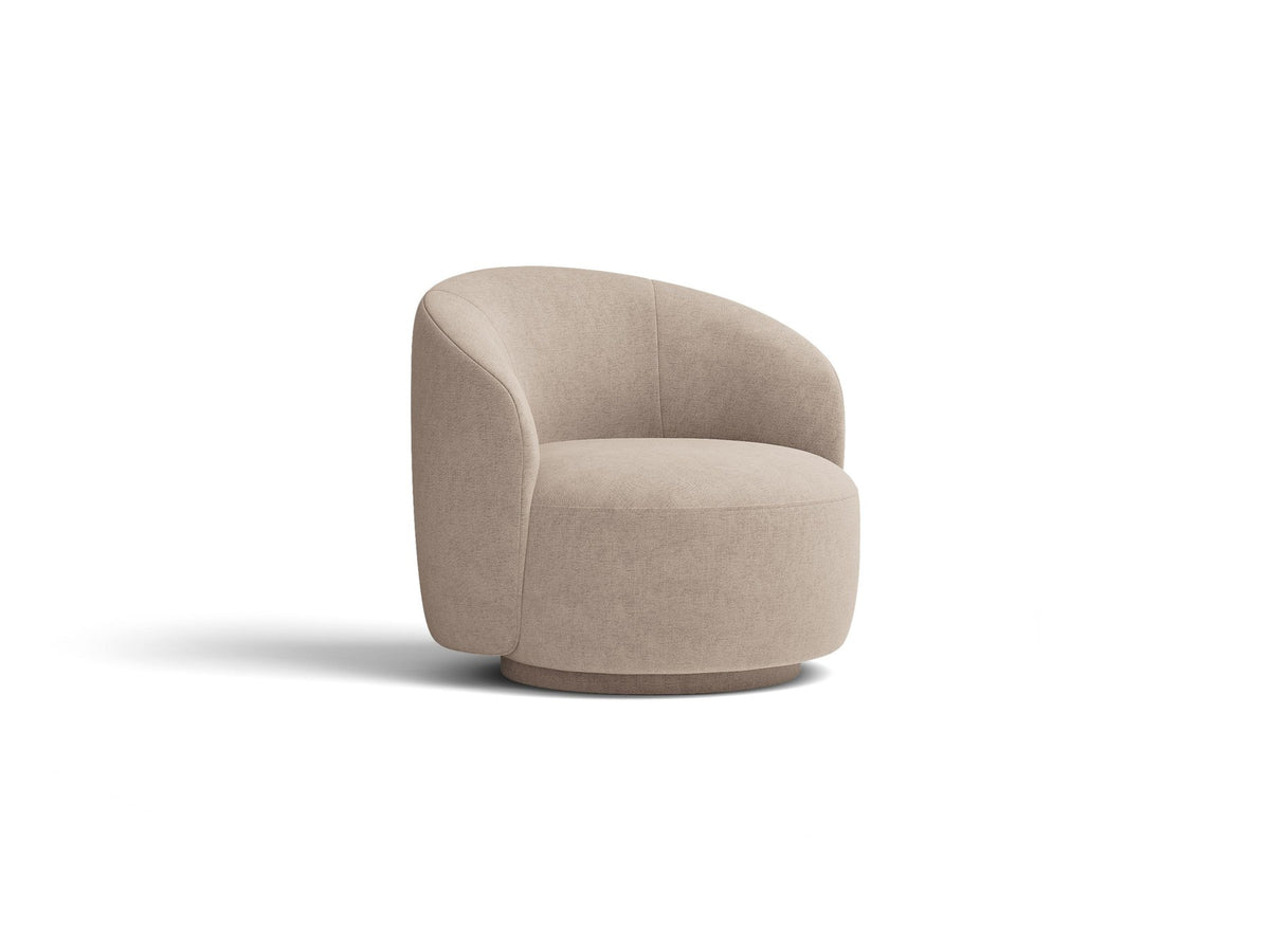 Drehbarer Sessel Letizia in leichtem Beige mit Chenille-Stoffbezug, gepolsterter Sitzfläche und niedrigen, stoffbezogenen Beinen.