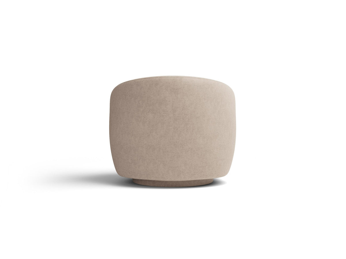 Drehbarer Sessel Letizia in leichtem Beige mit Chenille-Stoffbezug, gepolsterter Sitzfläche und niedrigen, stoffbezogenen Beinen.