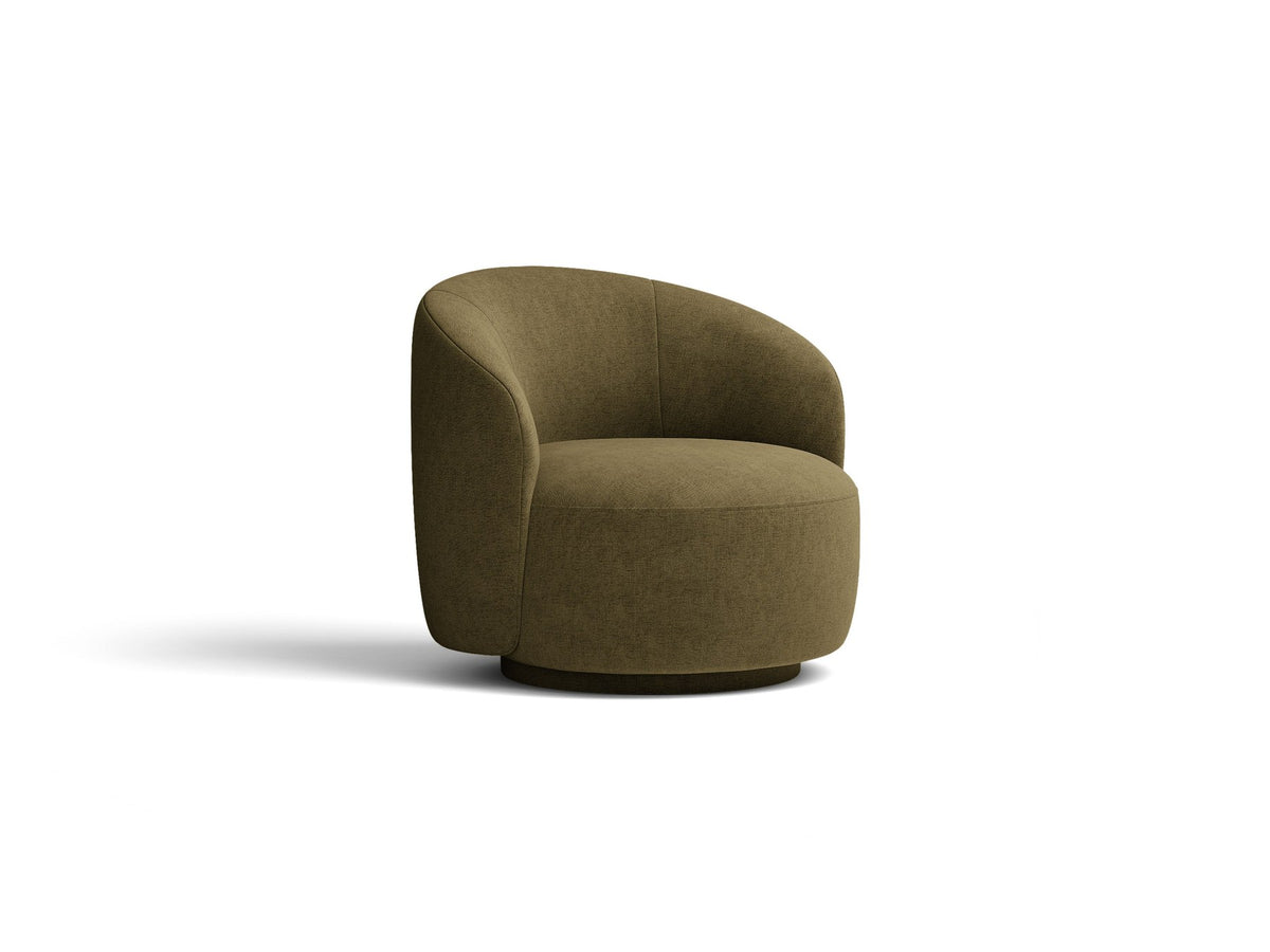 Drehbarer Sessel Letizia in leichtem Beige mit Chenille-Stoffbezug, gepolsterter Sitzfläche und niedrigen, stoffbezogenen Beinen.
