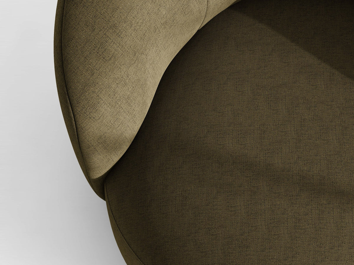 Drehbarer Sessel Letizia in leichtem Beige mit Chenille-Stoffbezug, gepolsterter Sitzfläche und niedrigen, stoffbezogenen Beinen.