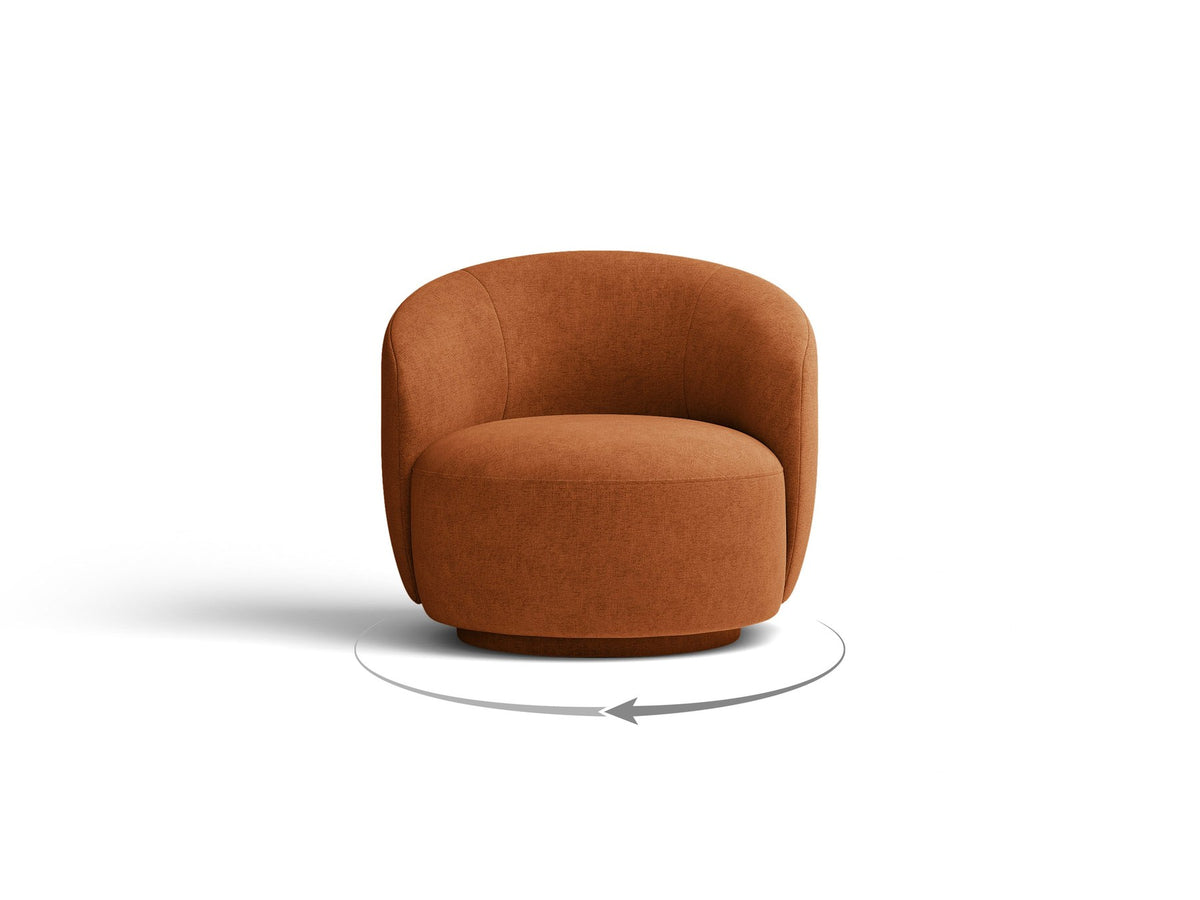 Drehbarer Sessel Letizia in leichtem Beige mit Chenille-Stoffbezug, gepolsterter Sitzfläche und niedrigen, stoffbezogenen Beinen.