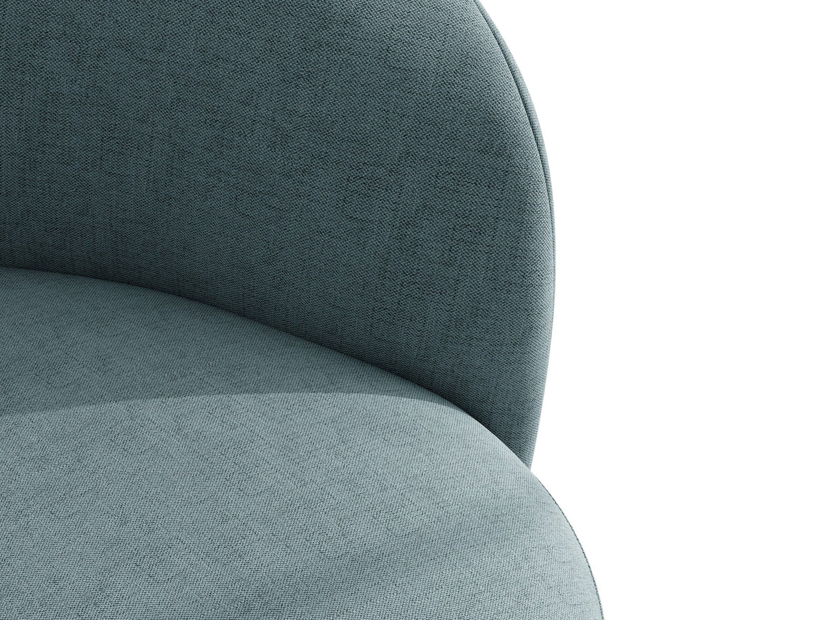 Drehbarer Sessel Letizia in leichtem Beige mit Chenille-Stoffbezug, gepolsterter Sitzfläche und niedrigen, stoffbezogenen Beinen.