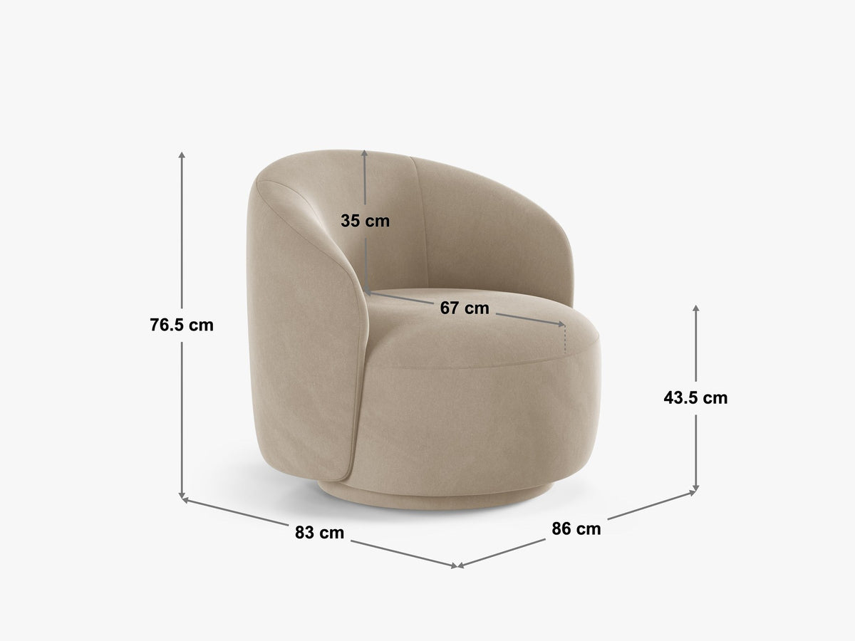 Drehbarer Sessel Letizia in leichtem Beige mit Chenille-Stoffbezug, gepolsterter Sitzfläche und niedrigen, stoffbezogenen Beinen.