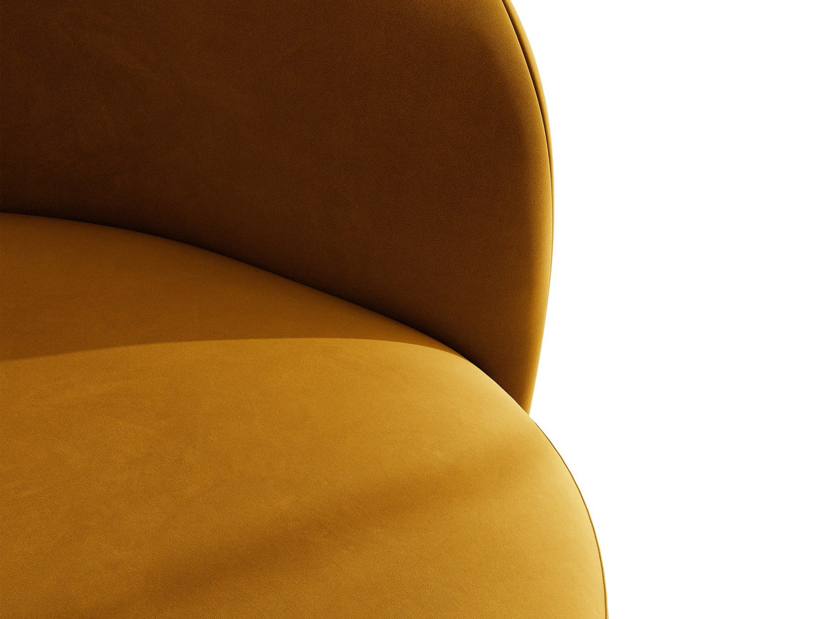 Drehbarer Sessel Letizia in leichtem Beige mit Chenille-Stoffbezug, gepolsterter Sitzfläche und niedrigen, stoffbezogenen Beinen.