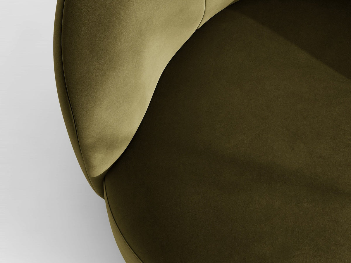 Drehbarer Sessel Letizia in leichtem Beige mit Chenille-Stoffbezug, gepolsterter Sitzfläche und niedrigen, stoffbezogenen Beinen.