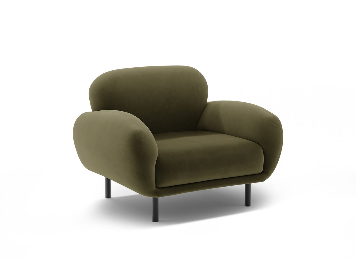 Weisser Poppy Armsessel von Micadoni mit Bouclé-Stoff, abgerundeter Form und schwarzen Metallbeinen, freigestellt fotografiert.
