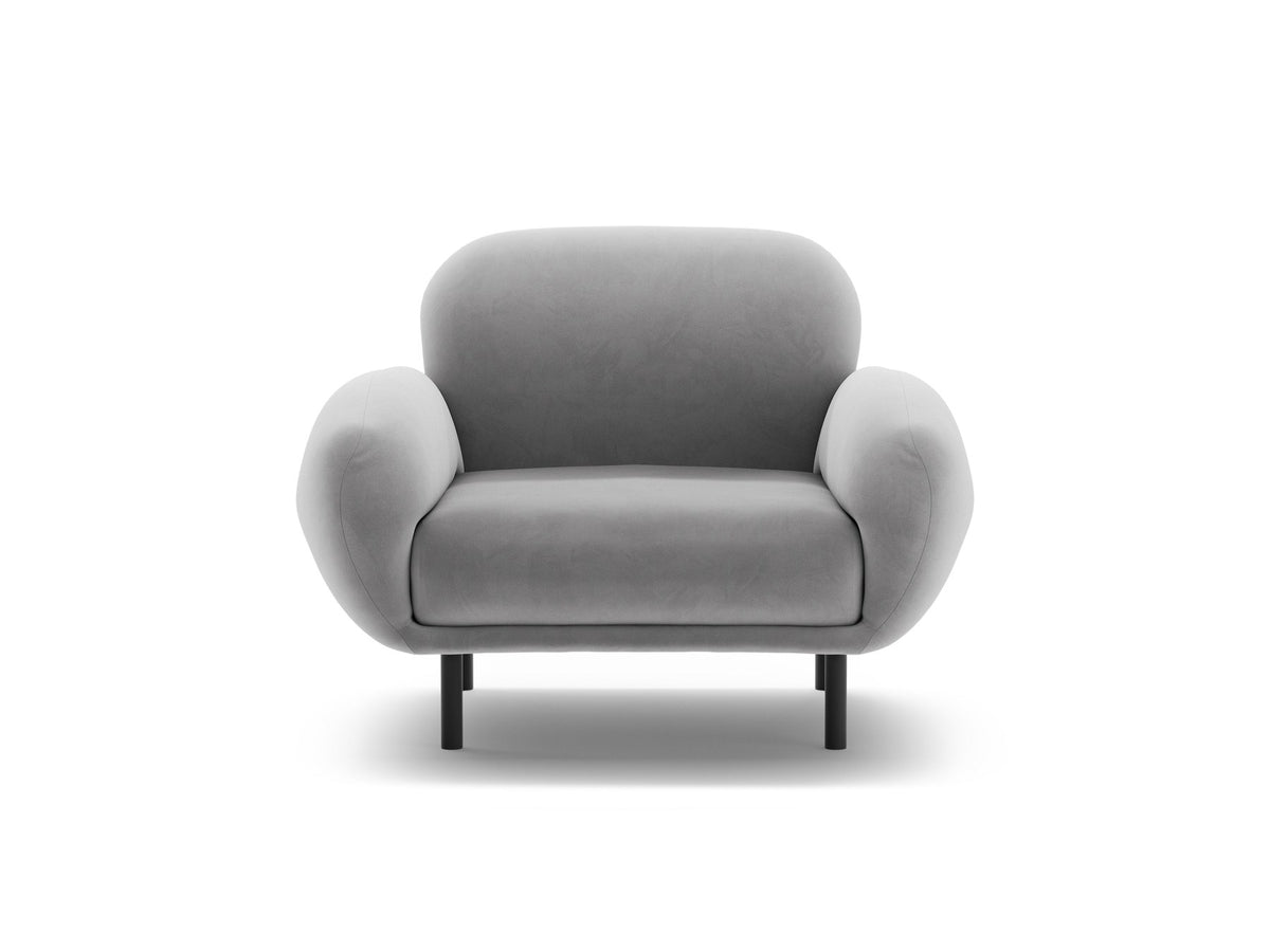 Weisser Poppy Armsessel von Micadoni mit Bouclé-Stoff, abgerundeter Form und schwarzen Metallbeinen, freigestellt fotografiert.