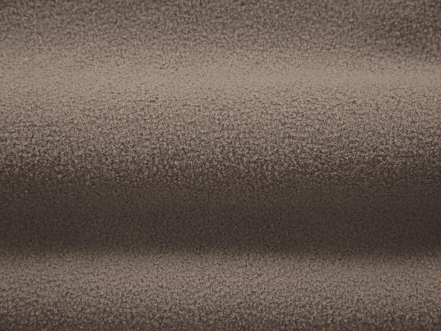 Stylischer Chuck Swivel Boucle Armchair in warmen Erdtönen, perfekt für modernes Wohndesign und gemütliche Entspannung.