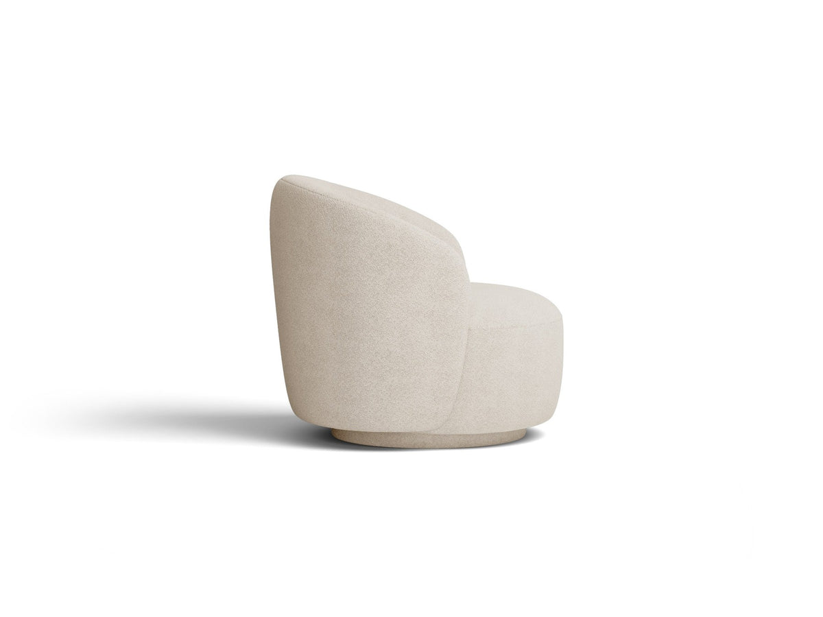 Drehbarer Sessel Letizia in leichtem Beige mit Chenille-Stoffbezug, gepolsterter Sitzfläche und niedrigen, stoffbezogenen Beinen.