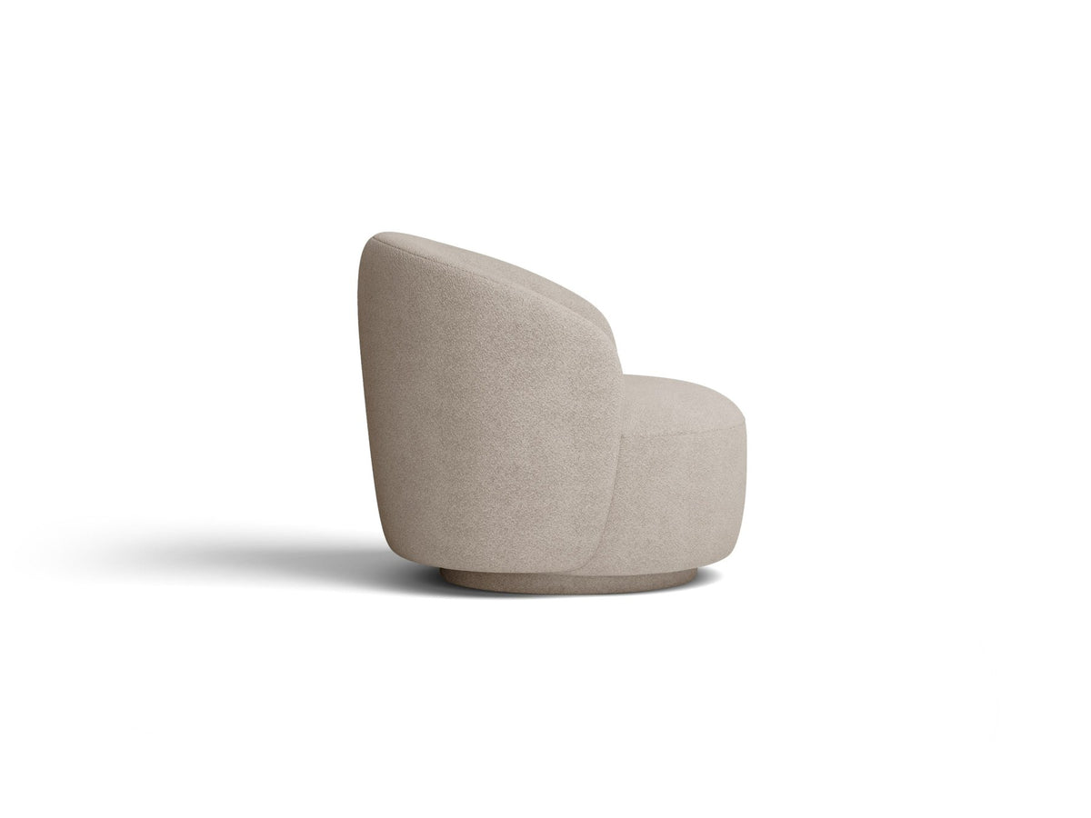 Drehbarer Sessel Letizia in leichtem Beige mit Chenille-Stoffbezug, gepolsterter Sitzfläche und niedrigen, stoffbezogenen Beinen.