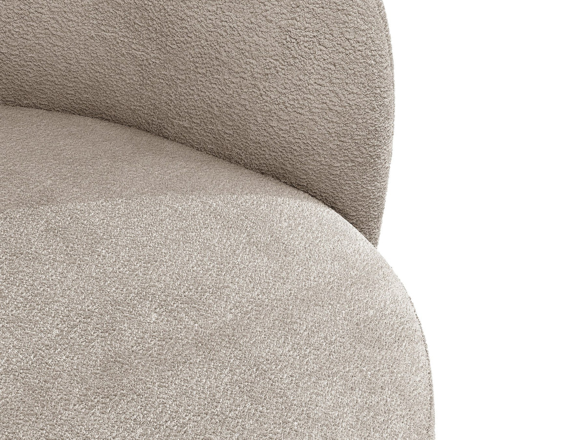 Drehbarer Sessel Letizia in leichtem Beige mit Chenille-Stoffbezug, gepolsterter Sitzfläche und niedrigen, stoffbezogenen Beinen.