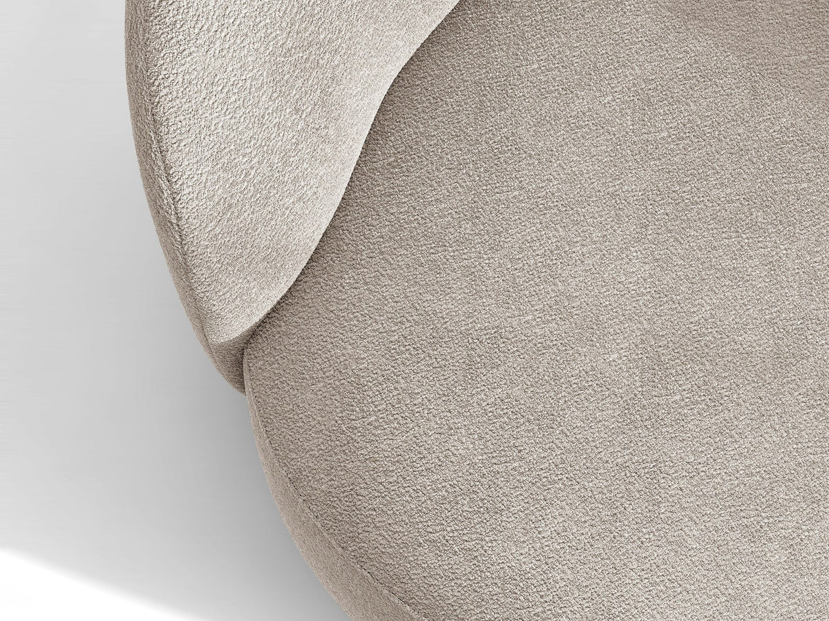 Drehbarer Sessel Letizia in leichtem Beige mit Chenille-Stoffbezug, gepolsterter Sitzfläche und niedrigen, stoffbezogenen Beinen.