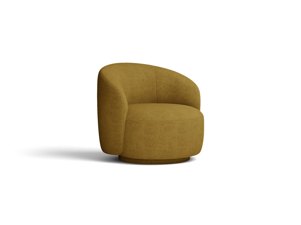 Drehbarer Sessel Letizia in leichtem Beige mit Chenille-Stoffbezug, gepolsterter Sitzfläche und niedrigen, stoffbezogenen Beinen.