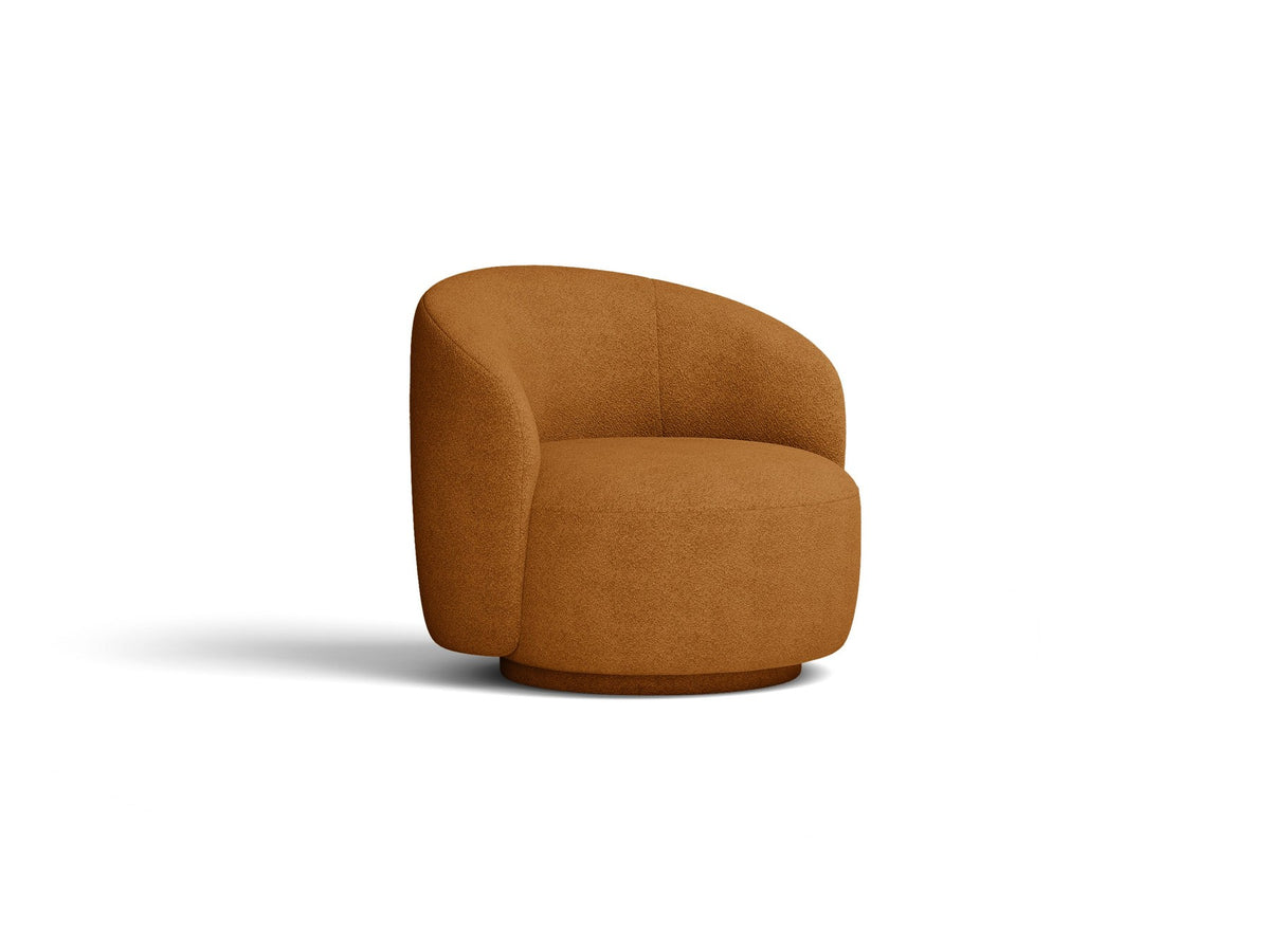 Drehbarer Sessel Letizia in leichtem Beige mit Chenille-Stoffbezug, gepolsterter Sitzfläche und niedrigen, stoffbezogenen Beinen.