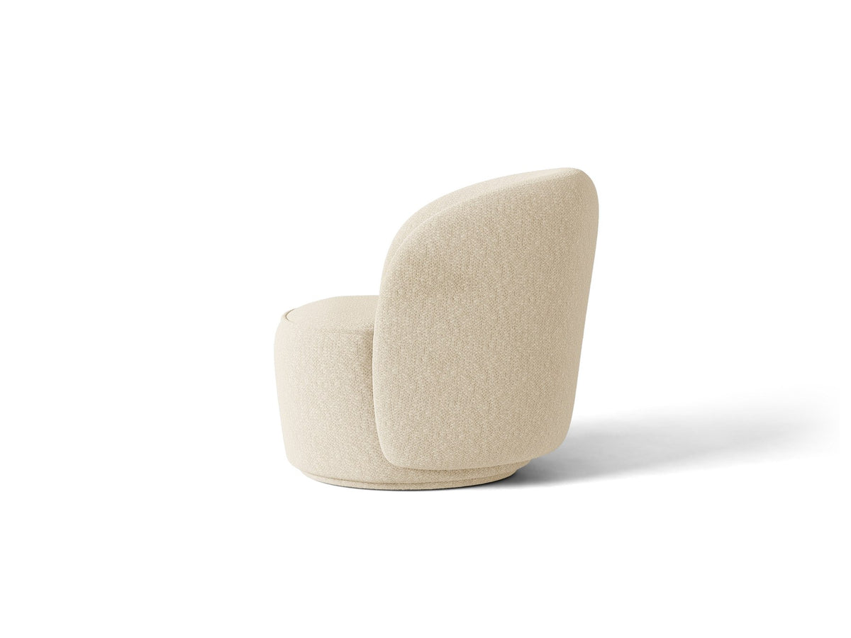 Drehbarer Sessel Jonas von Micadoni in leichtem Beige mit Veloursbezug, gepolsterten Kunststoff-Beinen und runder Sitzfläche.