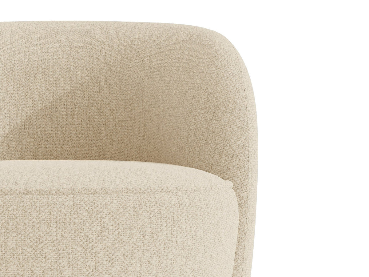 Drehbarer Sessel Jonas von Micadoni in leichtem Beige mit Veloursbezug, gepolsterten Kunststoff-Beinen und runder Sitzfläche.