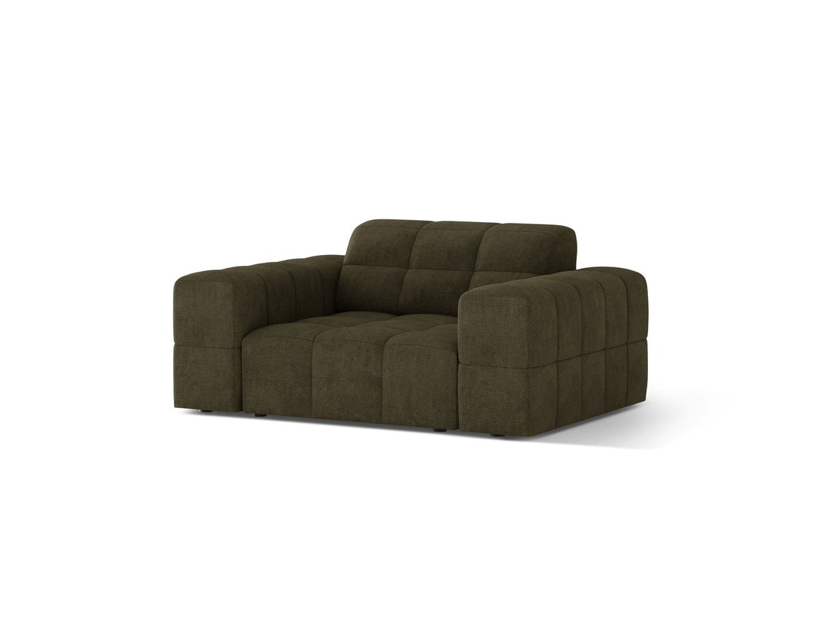 Jennifer Armsessel von Micadoni in leichtem Beige mit Bluvel-Stoffbezug, schwarzen Kunststoffbeinen und gepolsterter Rückenlehne.