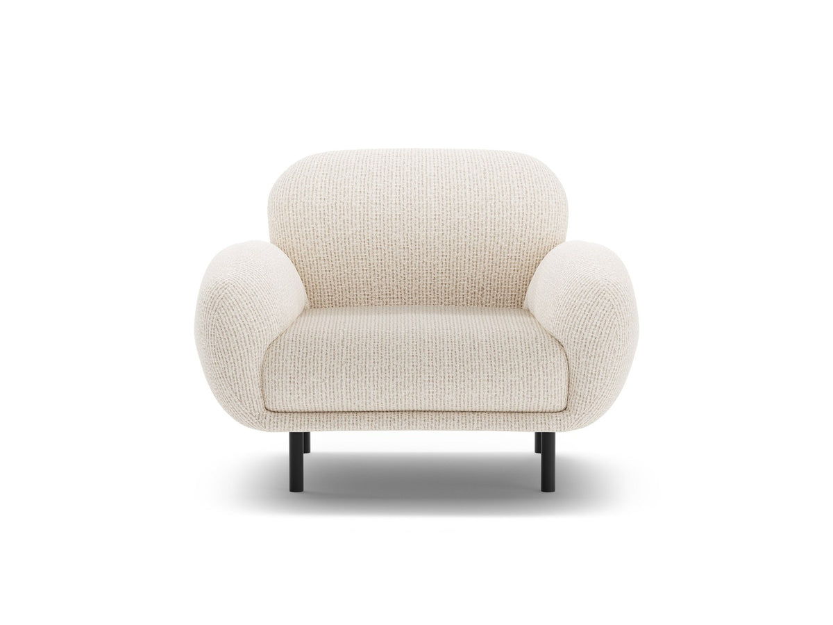 Weisser Poppy Armsessel von Micadoni mit Bouclé-Stoff, abgerundeter Form und schwarzen Metallbeinen, freigestellt fotografiert.