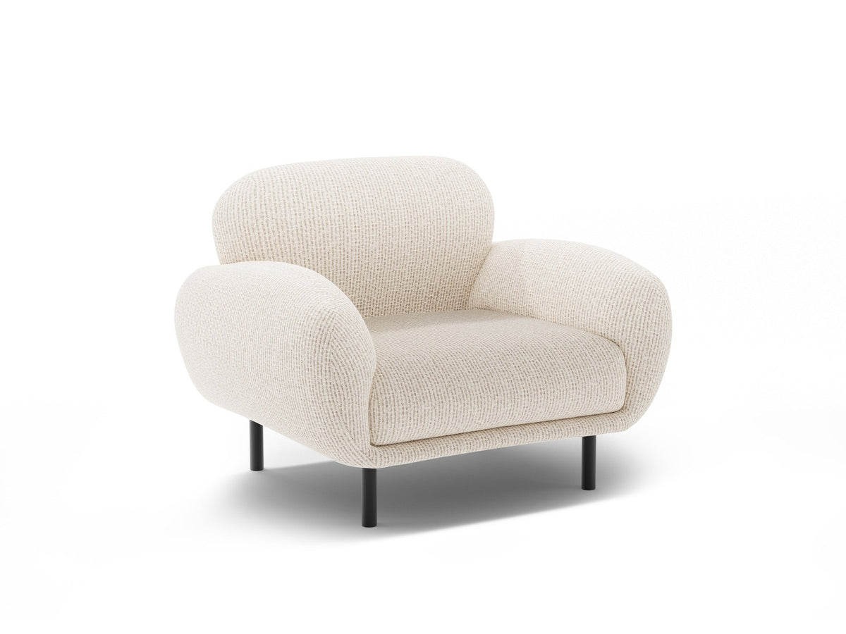 Weisser Poppy Armsessel von Micadoni mit Bouclé-Stoff, abgerundeter Form und schwarzen Metallbeinen, freigestellt fotografiert.