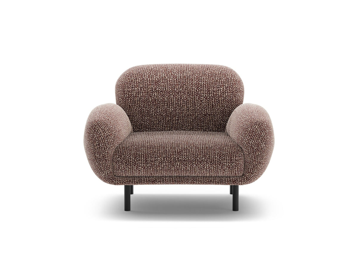 Weisser Poppy Armsessel von Micadoni mit Bouclé-Stoff, abgerundeter Form und schwarzen Metallbeinen, freigestellt fotografiert.