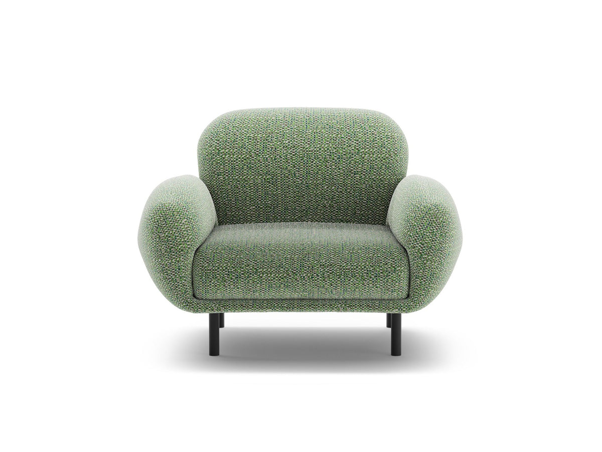 Weisser Poppy Armsessel von Micadoni mit Bouclé-Stoff, abgerundeter Form und schwarzen Metallbeinen, freigestellt fotografiert.