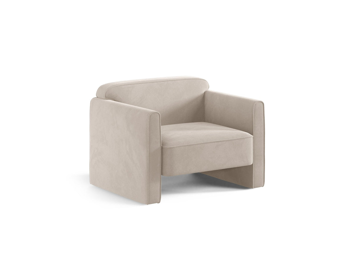 Beige Armsessel Abby von Micadoni mit strukturiertem Heritage-Stoffbezug, schwarzen Kunststoffbeinen und runder, kompakter Formgebung.