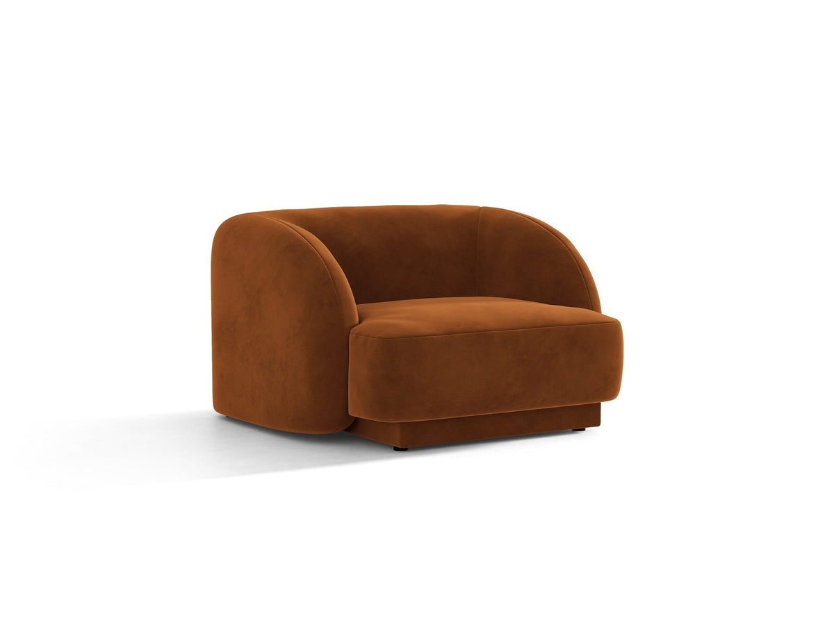 Dunkelbeiger Armsessel Miley von Micadoni mit Bluvel-Stoffbezug, schwarzen Kunststoffbeinen und gepolsterter Rückenlehne, Frontalansicht.