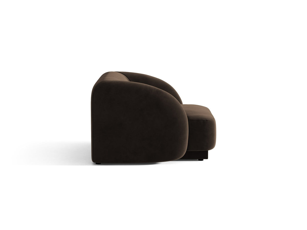 Dunkelbeiger Armsessel Miley von Micadoni mit Bluvel-Stoffbezug, schwarzen Kunststoffbeinen und gepolsterter Rückenlehne, Frontalansicht.