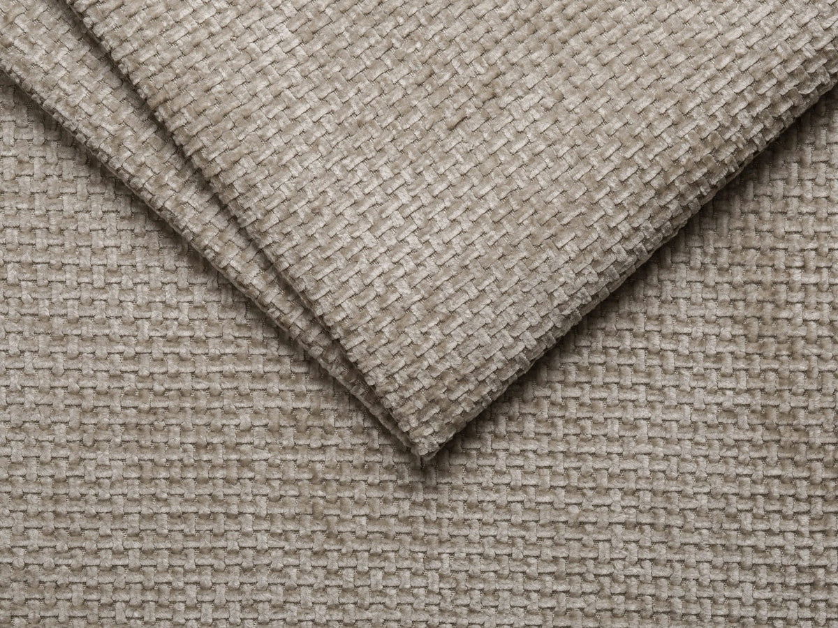 Bettgestell Whale von Micadoni in leichtem Beige mit Chenille-Bezug und Buchenholzbeinen, minimalistische Form ohne Kopfteil, Ansicht von schräg vorne.