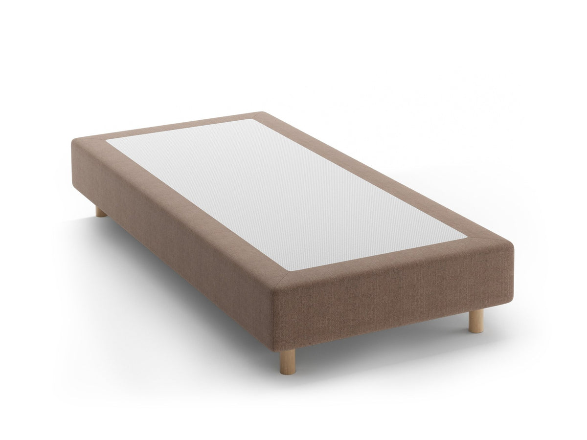Bettgestell Whale von Micadoni in leichtem Beige mit Chenille-Bezug und Buchenholzbeinen, minimalistische Form ohne Kopfteil, Ansicht von schräg vorne.