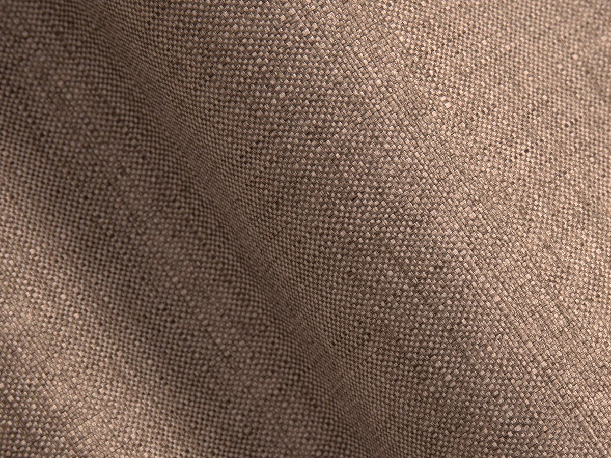 Bettgestell Whale von Micadoni in leichtem Beige, Chenille-Stoff Eden, Buchenholzbeine, ohne Kopfteil, Ansicht von schräg vorne.