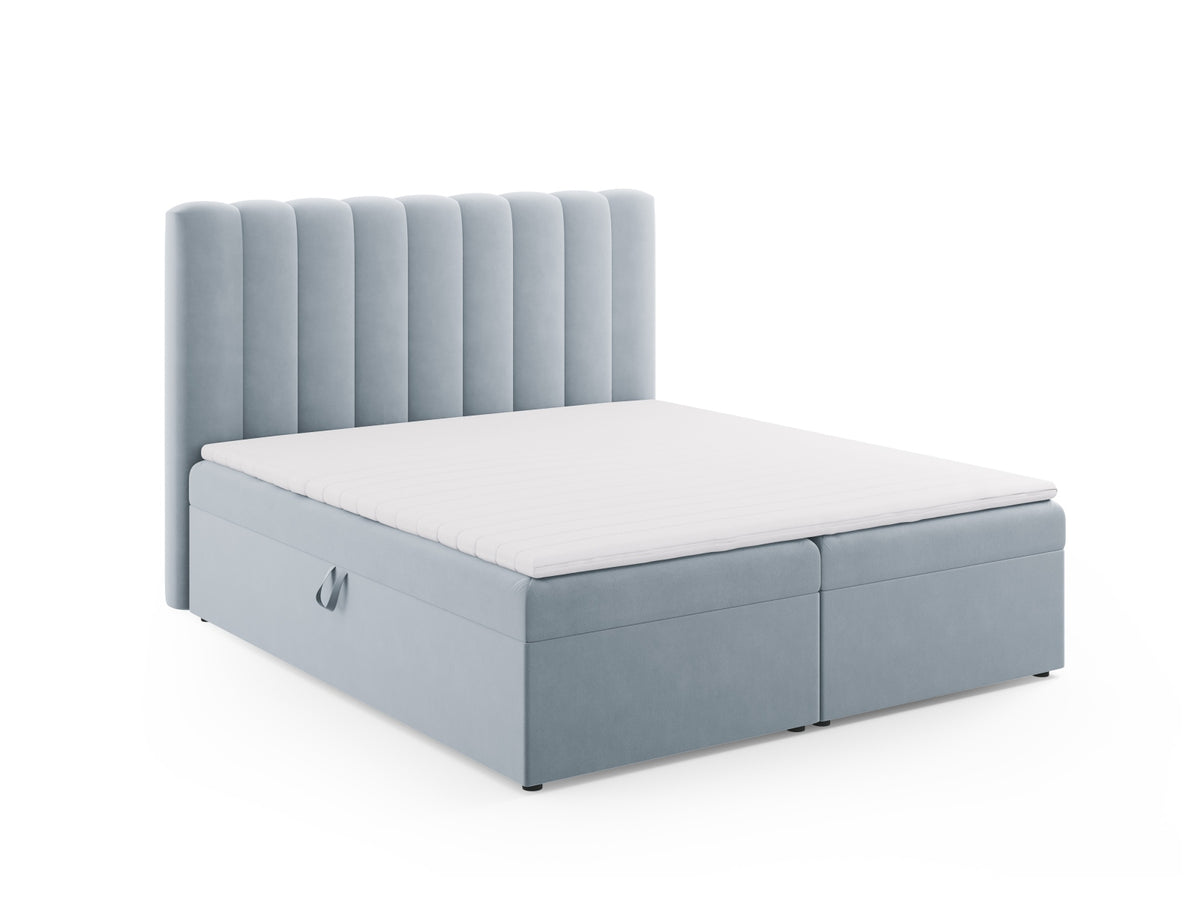 Kelp Boxspringbett Set 180cm: Headboard + Box Springs/Matratze + Matratze Topper in Light Blue-Bluvel präsentiert im Onlineshop von KAQTU Design AG. Bett ist von Micadoni