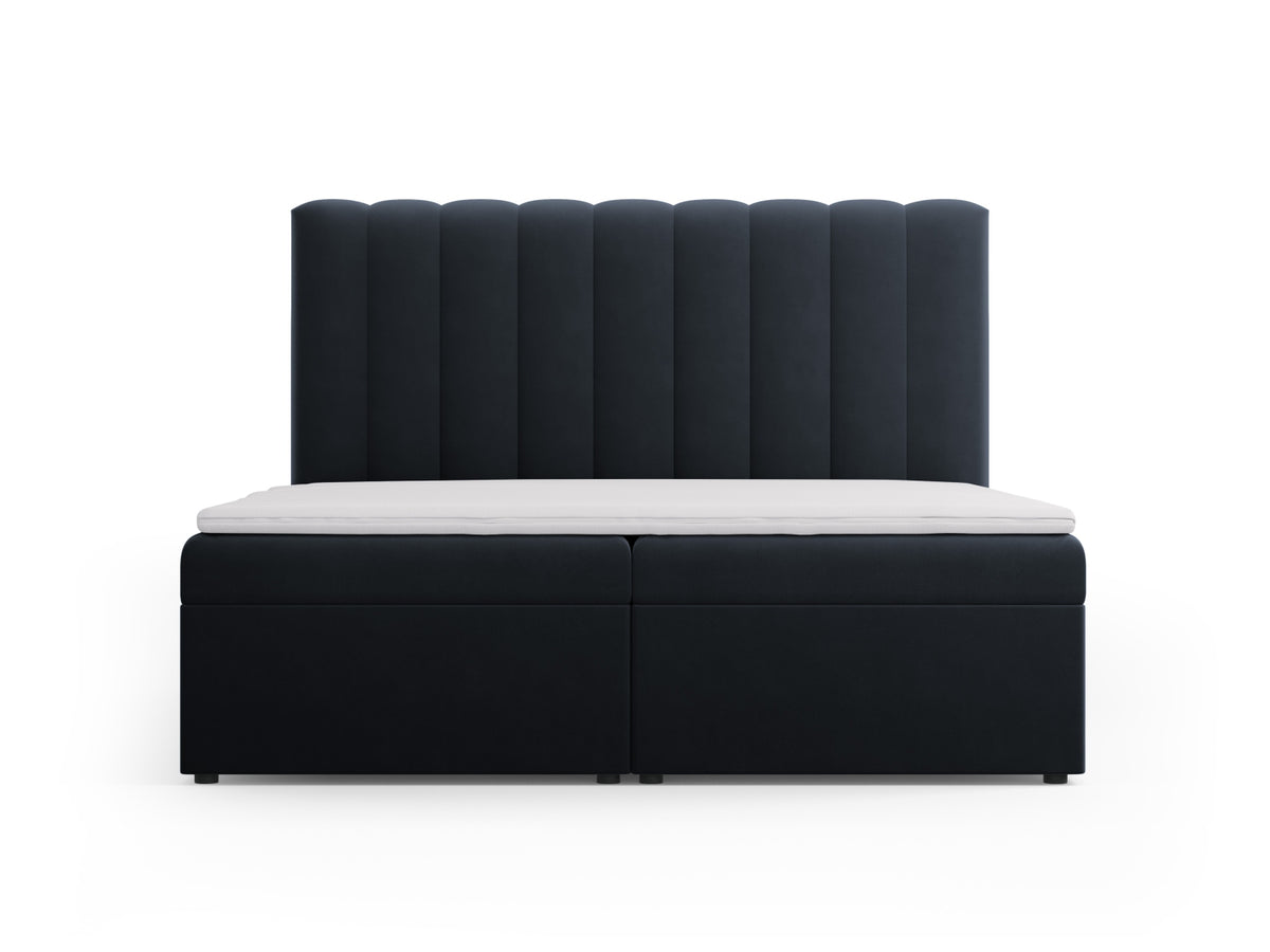 Kelp Boxspringbett Set 180cm: Headboard + Box Springs/Matratze + Matratze Topper in Dark Blue-Bluvel präsentiert im Onlineshop von KAQTU Design AG. Bett ist von Micadoni