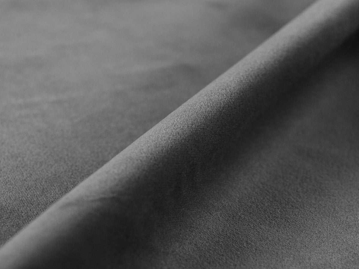 Beiges Bettgestell Whale von Micadoni mit Chenille-Bezug, schwarzen Stahlbeinen und schlichter Form ohne Kopfteil.