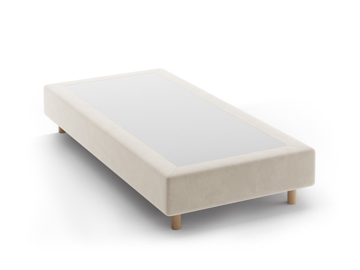 Bettgestell Whale von Micadoni in leichtem Beige, Chenille-Stoff mit 3D-Struktur, Beine aus natürlichem Buchenholz, kopfteillose Form.