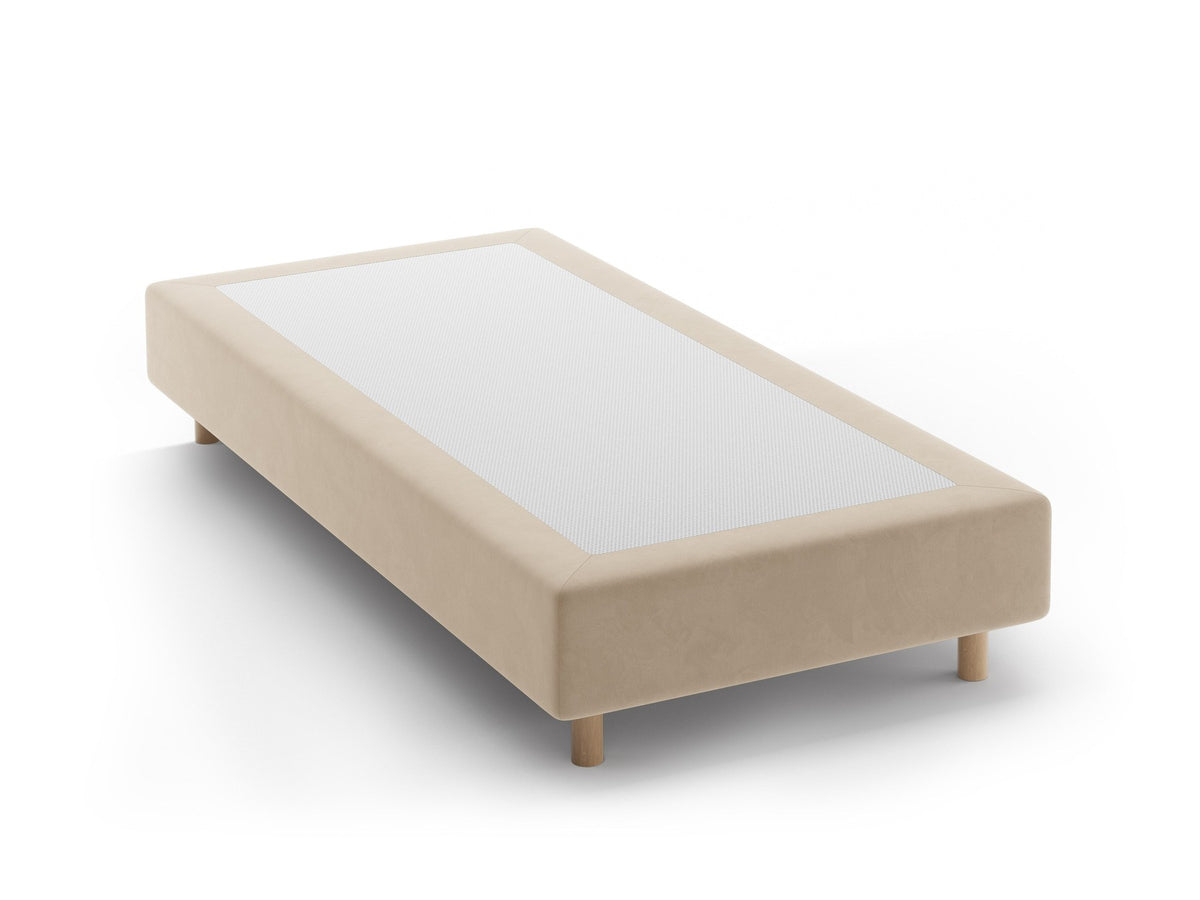 Bettgestell Whale von Micadoni in leichtem Beige, Chenille-Stoff mit 3D-Struktur, Beine aus natürlichem Buchenholz, kopfteillose Form.