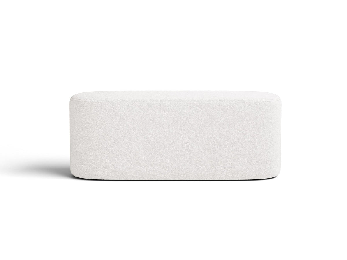 Weisse Sitzbank Dia von Micadoni mit gepolstertem Bouclé-Bezug, schwarzen Kunststoffbeinen und kompaktem, rechteckigem Design.