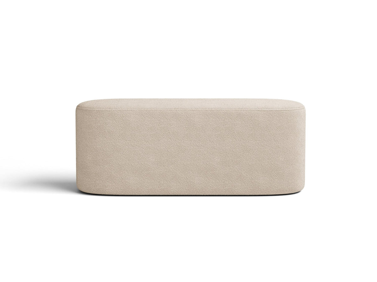 Weisse Sitzbank Dia von Micadoni mit gepolstertem Bouclé-Bezug, schwarzen Kunststoffbeinen und kompaktem, rechteckigem Design.