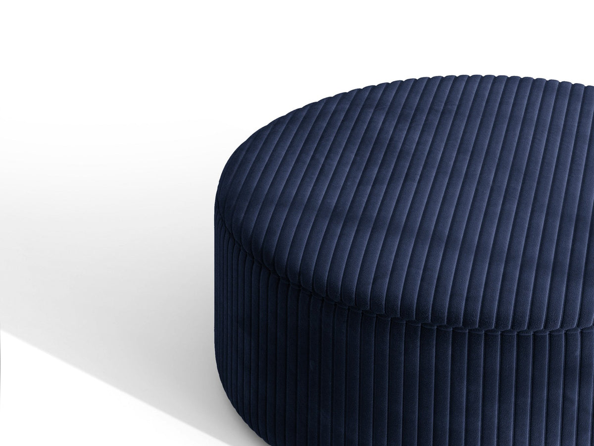 Weisse Sitzbank Dia von Micadoni mit gepolstertem Bouclé-Bezug, schwarzen Kunststoffbeinen und kompaktem, rechteckigem Design.