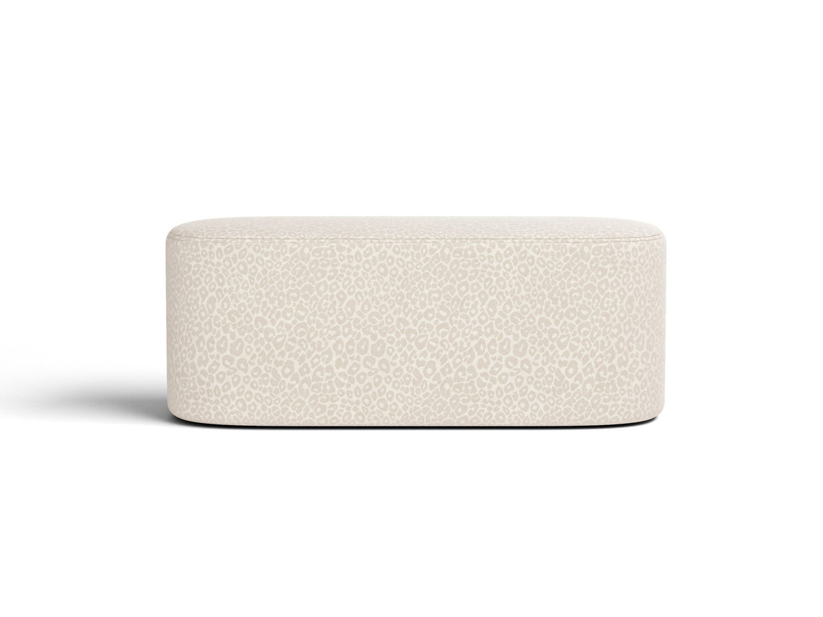 Weisse Sitzbank Dia von Micadoni mit gepolstertem Bouclé-Bezug, schwarzen Kunststoffbeinen und kompaktem, rechteckigem Design.