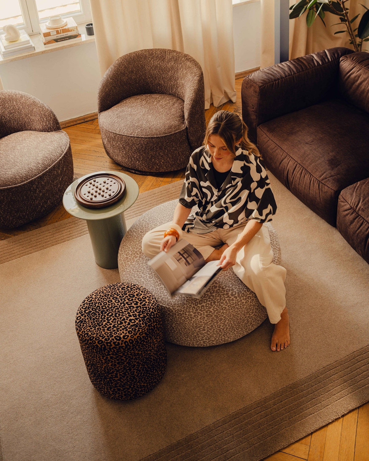 Weisse Sitzbank Dia von Micadoni mit gepolstertem Bouclé-Bezug, schwarzen Kunststoffbeinen und kompaktem, rechteckigem Design.