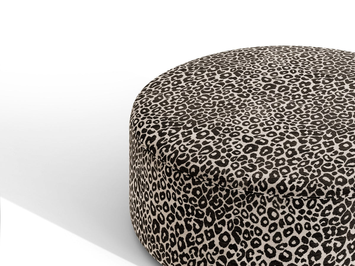 Weisse Sitzbank Dia von Micadoni mit gepolstertem Bouclé-Bezug, schwarzen Kunststoffbeinen und kompaktem, rechteckigem Design.