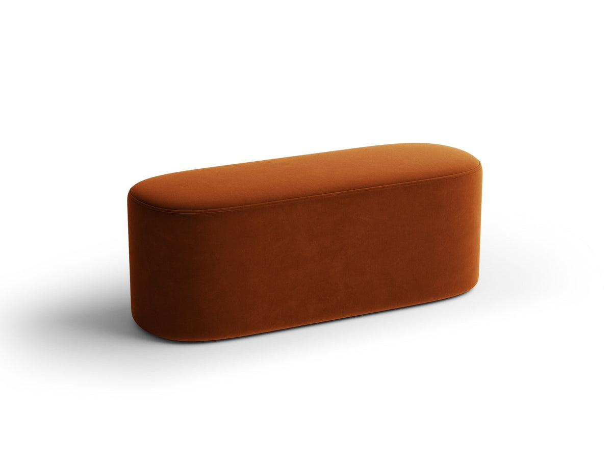 Weisse Sitzbank Dia von Micadoni mit gepolstertem Bouclé-Bezug, schwarzen Kunststoffbeinen und kompaktem, rechteckigem Design.