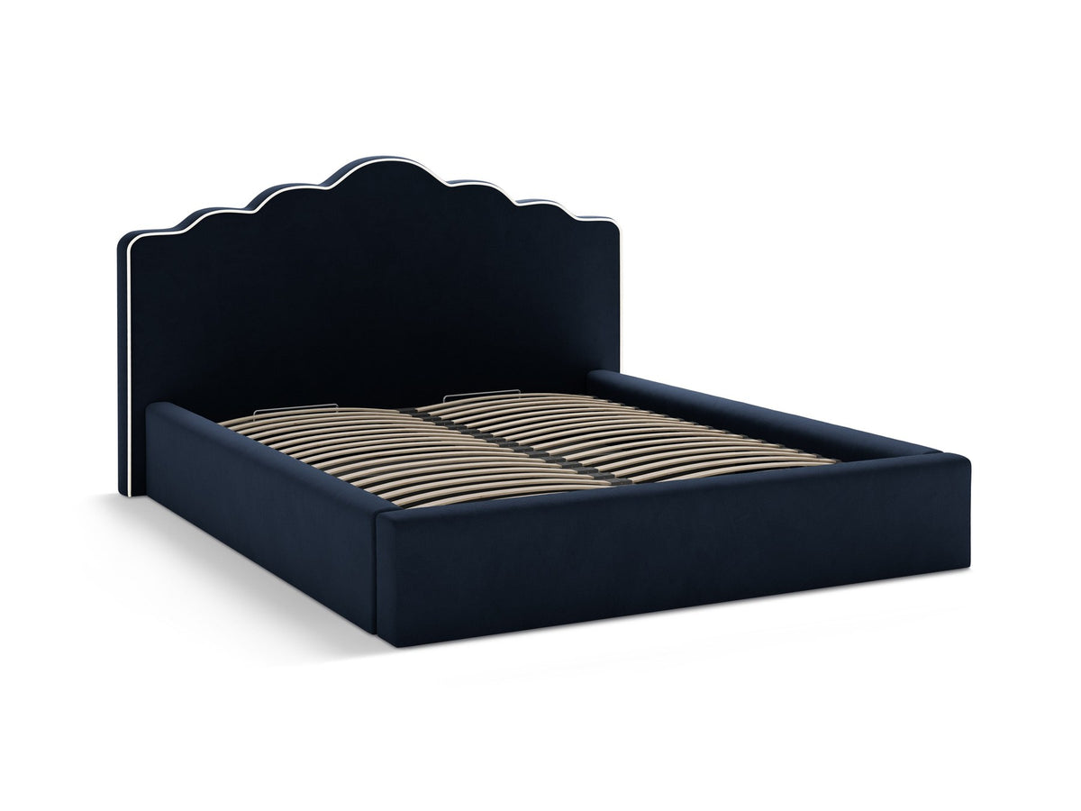 Samtbett Dream von Micadoni in Elfenbein mit hohem gepolstertem Kopfteil, Bettkasten und Beinen aus Polypropylen.