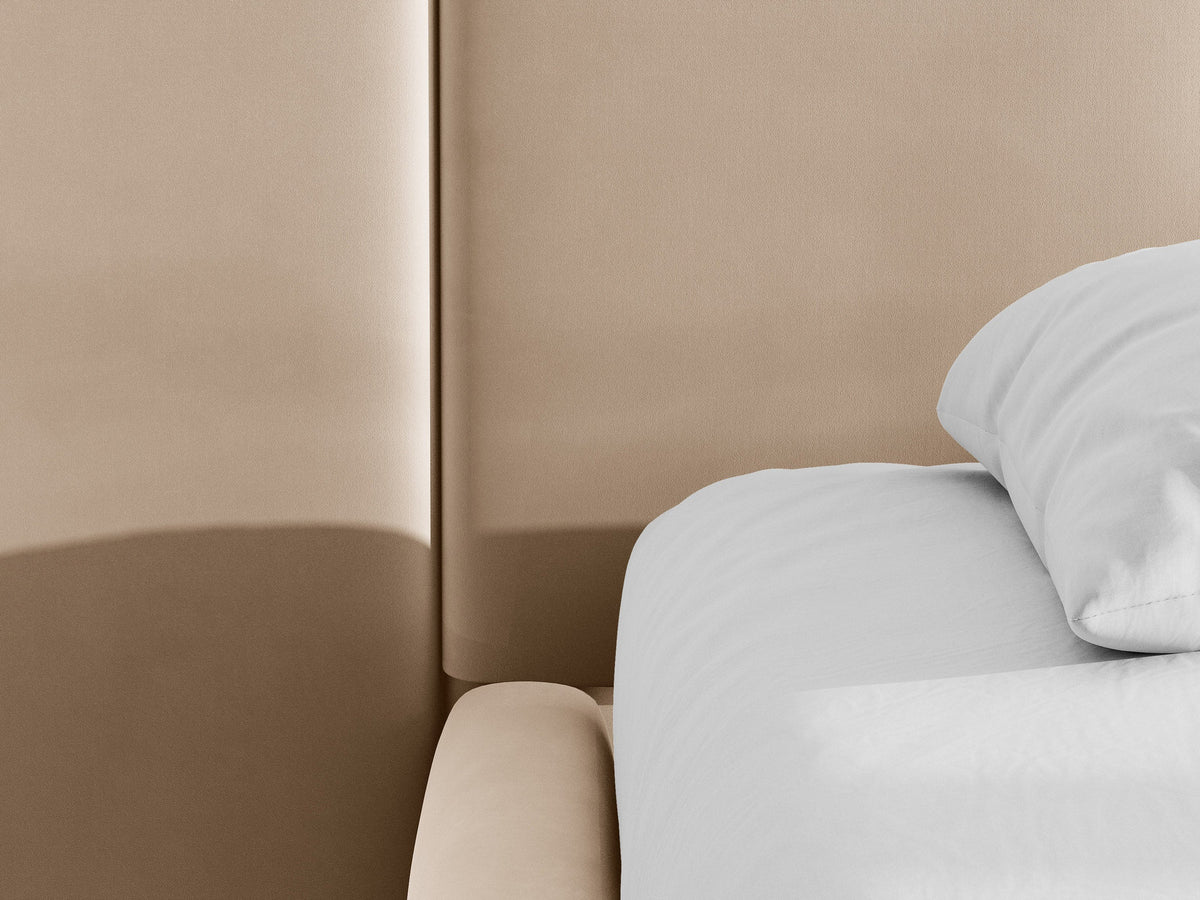 Saga Stauraumbett mit Kopfteil von Micadoni in Mandel beige, Bezug aus Magic Velvet, mit Bettkasten und schwarzen Kunststoffbeinen, 140x200 cm.