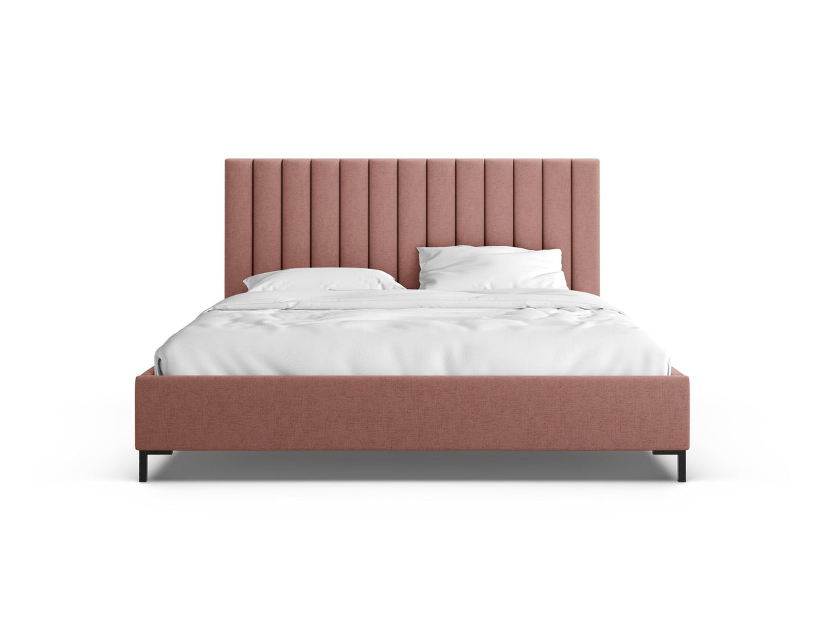 Flaschengrünes Stauraumbett von Micadoni mit gepolstertem Kopfteil, schwarzen Metallbeinen und Bettkasten aus Bouclé-Stoff im Schlafzimmer.