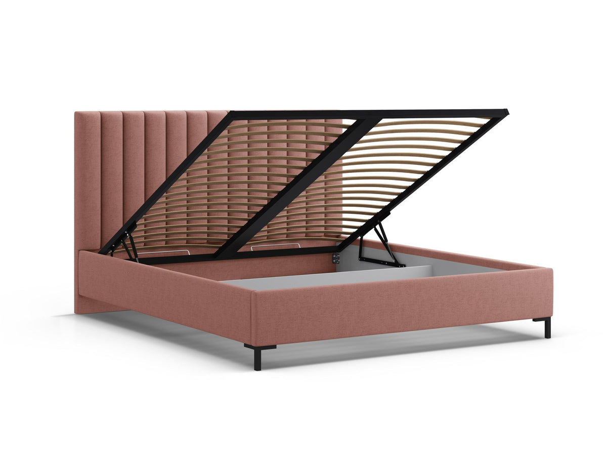 Flaschengrünes Stauraumbett von Micadoni mit gepolstertem Kopfteil, schwarzen Metallbeinen und Bettkasten aus Bouclé-Stoff im Schlafzimmer.